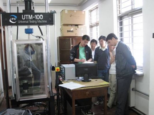 大連理工大學(xué)UTM-100安裝調(diào)試成功